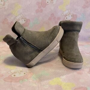 Steve Madden green Sued high tops (excellent condition) size 7